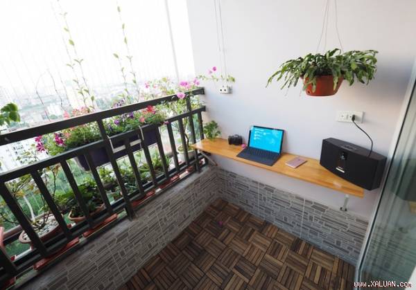 Vợ chồng anh Tuấn Hưng - chị Lê Vân đang sống trong một căn chung cư nhỏ ở Hà Nội. Anh chị dành khoảng ban công khoảng 4 m2 để đặt bàn làm việc, trồng hoa, một vài cây lấy quả như ớt, khế...