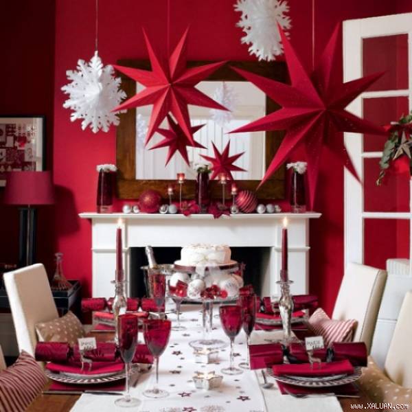   Mang không khí Giáng sinh vào nhà bằng trang điểm lại các bức tường bằng giấy dán tường màu trắng, màu đỏ.