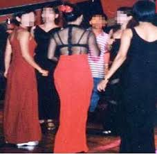 Các quý bà thừa tiền thiếu tình tìm đến sàn khiêu vũ.