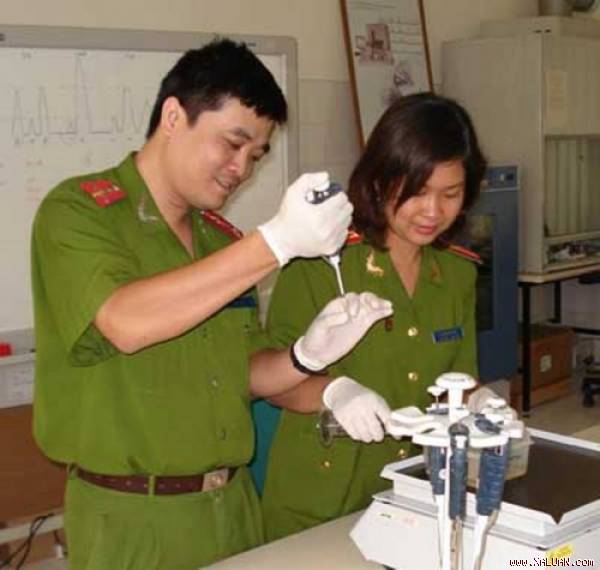 Cán bộ Viện KHHS – Bộ Công an giám định gen để kết luận về bộ xương tìm được