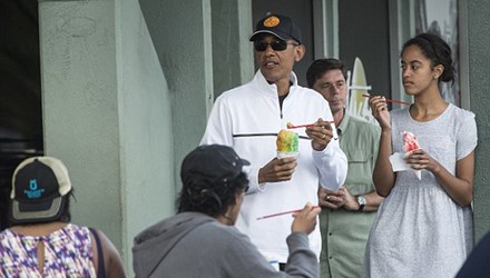 Tổng thống Mỹ Obama và con gái Malia Obama cùng thưởng thức kem trong kỳ nghỉ Giáng sinh năm ngoái.