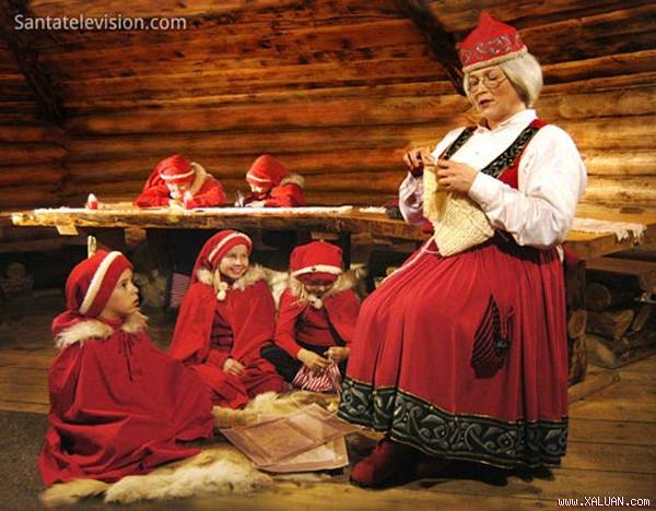 Có nhiều câu chuyện khác nhau về cơ duyên gặp gỡ giữa Ông già Noel và người bạn đời (ảnh: Santatelevision.com)