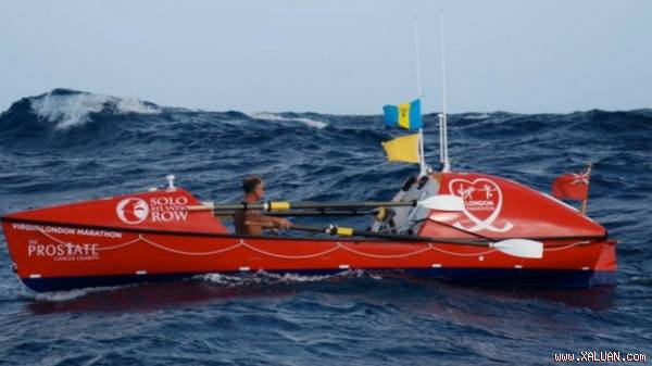 John Beeden và chiếc thuyền cùng ông vượt Thái Bình Dương. (Ảnh: Solo Pacific Row)