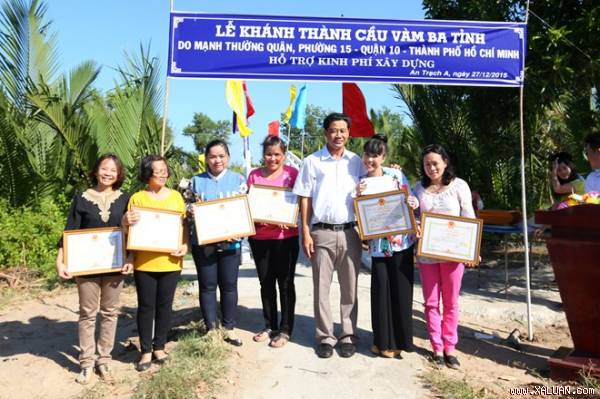 Việt Hương nhận bằng khen của xã Anh Trạch A.