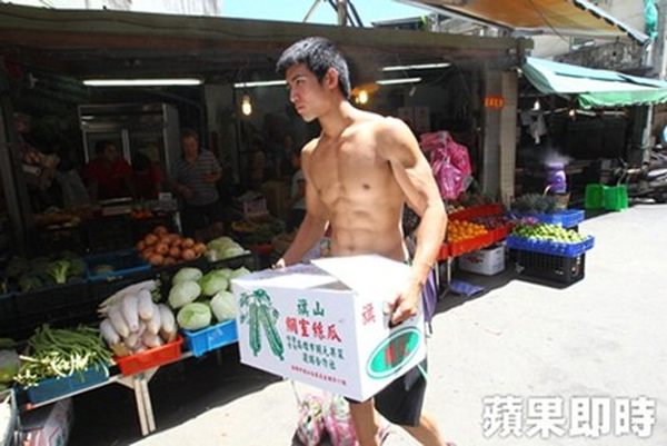 
Hình ảnh về hot boy bán trái cây Vương Tường Hồng. (Ảnh: Internet)