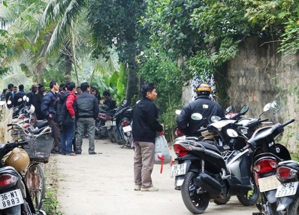 Người dân đến chia buồn với những gia đình xấu số