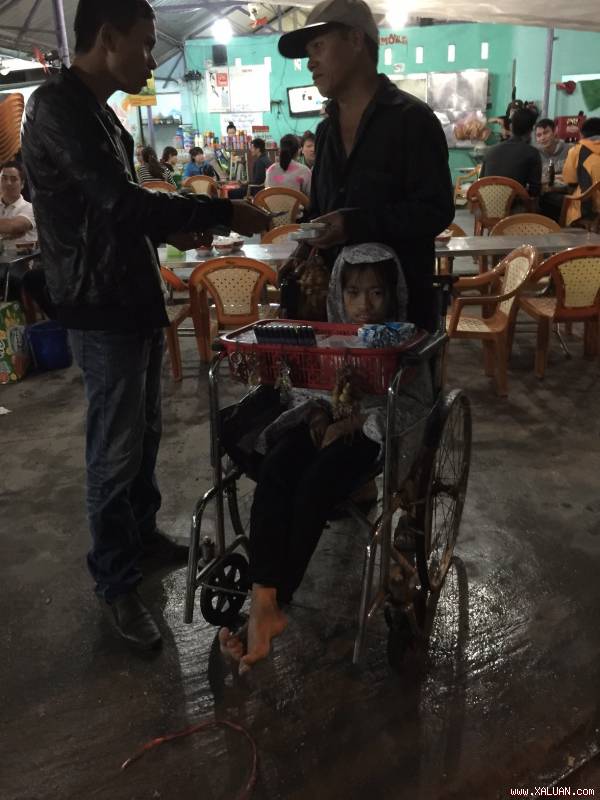  Tự nhận là cha của đứa bé, người đàn ông đẩy xe lăn đến khắp các quán nhậu ở thành phố Huế kể lể xin bố thí của người đời.