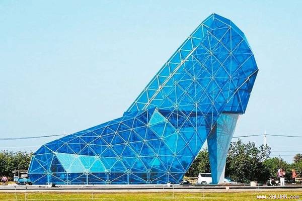 Choáng ngợp nhà thờ hình chiếc giày thủy tinh độc đáo ở Đài Loan