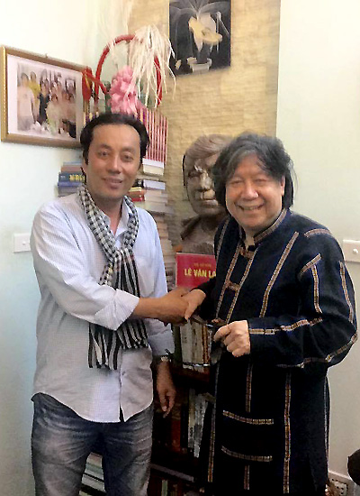 Nhà sử học Lê Văn Lan (phải) đóng góp ý kiến chuyên môn cho phim.