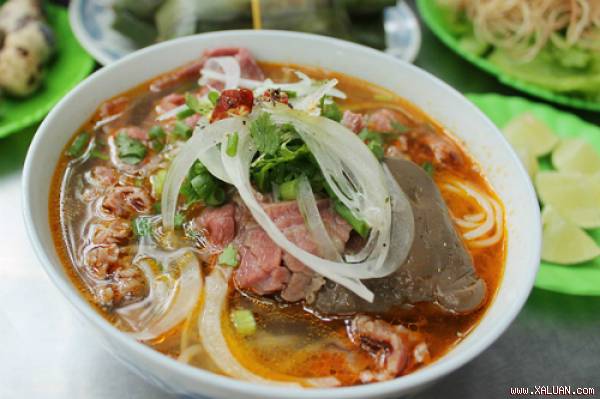 Bún bò Huế là món ăn nức tiếng với du khách trong và ngoài nước với hương vị đặc trưng, hấp dẫn. Ảnh: khamphahue
