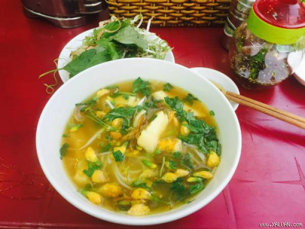Tô bún cá bán ở vỉa hè Sài Gòn. Ảnh: Thảo Nghi