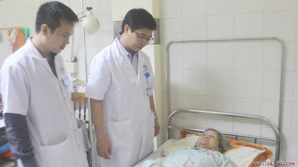 Cắt thành công khối u trực tràng bằng nội soi qua đường hậu môn