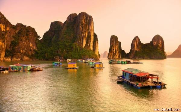 Việt Nam là thiên đường cho khách du lịch bụi. Những địa danh nổi bật nhất ở đây là vịnh Hạ Long, khu phố cổ Hội An, hai thành phố nhộn nhịp Hà Nội và TP HCM, những bờ biển cát trắng tươi