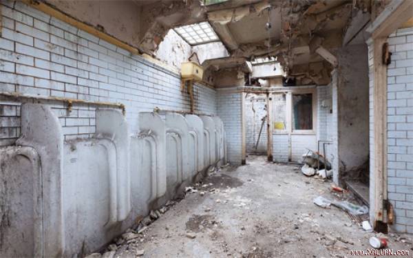 Nhà vệ sinh công cộng trước khi cải tạo.