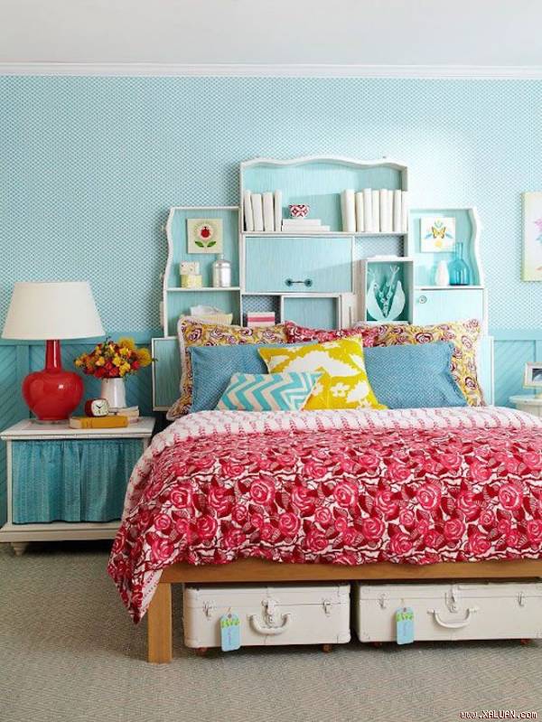  Kiểu kệ sách cách điệu như những khung ảnh này mang lại vẻ thanh lịch tuyệt đối cho khu vực giường ngủ.