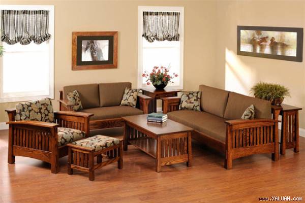 Bộ ghế sofa gỗ với kiểu thiết kế cổ kết hợp màu nâu sẫm càng làm tăng thêm tính cổ điển cho không gian, nhưng lại không kém phần sang trọng.