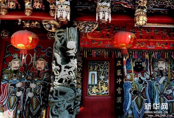 Xem Trung Quốc trang trí nhà cửa đón Tết Nguyên đán
