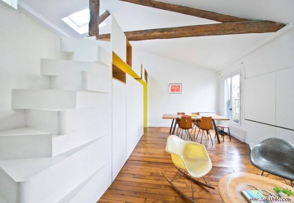  Một nhà thiết kế thời trang người Pháp tiến hành cải tạo căn hộ áp mái 72 m2 của mình ở Paris. Chủ nhà lựa chọn làm một bức tường dày để phân chia không gian.