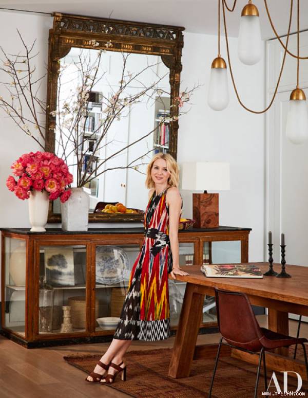 Naomi Watts tự hào khoe căn hộ của cô trên tạp chí Architectural digest tháng 2.