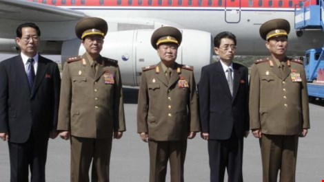 Ông Ri Yong Gil (thứ hai từ trái sang) cùng một số lãnh đạo Triều Tiên.