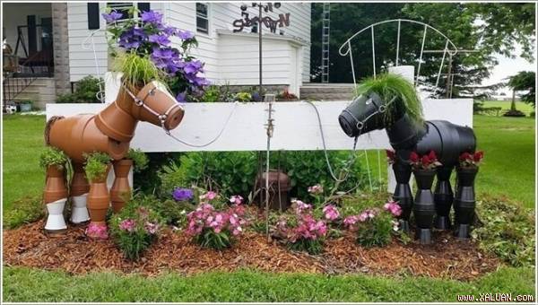 Hai chú ngựa dễ thương này là món đồ trang trí vườn cực kỳ độc đáo được chế từ những chậu đất trồng cây.