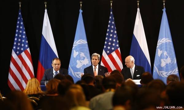 Ngoại trưởng Mỹ John Kerry, Ngoại trưởng Nga Sergei Lavrov  và đặc phái viên Liên Hợp Quốc về Syria Staffan de Mistura công bố kết quả của cuộc đàm phán hòa bình tại Munich. (Ảnh: Matthias Schrader / AP)