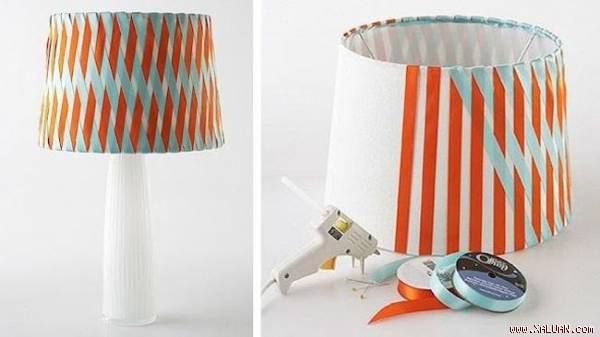 Chụp đèn được trang trí với những sợi ruy băng nổi bật.