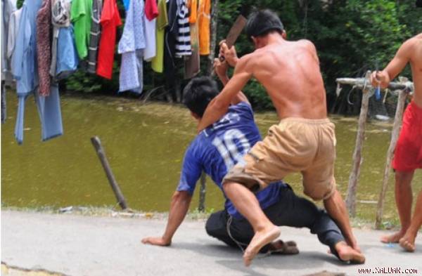Một bức ảnh chụp cảnh đánh nhau ngày Tết tại Việt Nam.