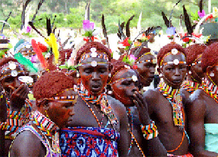 Chú rể phải mặc những bộ đồ không khác gì cô dâu.