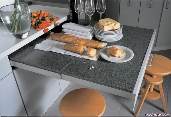 Một bàn bếp kéo ra là một trong những cách đơn giản nhất, nhưng cực kì hiệu quả trong việc giải phóng không gian trong nhà bếp nhỏ.