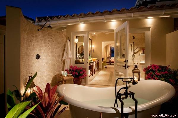 Một trong những yếu tố quan trọng của hệ thống phòng tắm ngoài trời chính là ánh sáng. Chính vì không được đặt trong nhà nên bạn cần đảm bảo nơi này đủ ánh sáng vào ban đêm.