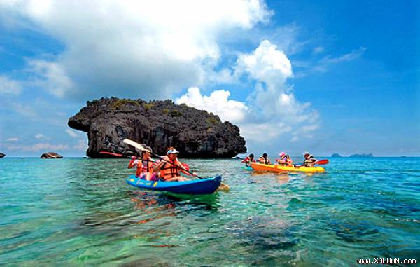 Chèo kayak ở công viên hải dương Ang Thong. Ảnh: worldin1001view