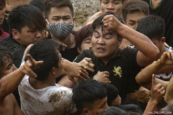 Do căng thẳng và có nhiều thanh niên hung hăng quá mức, xô xát xảy ra thường xuyên.