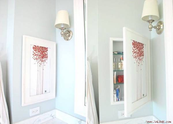 Người lạ sẽ không ai biết phía sau bức tranh đơn giản nhưng trang nhã là một tủ để mỹ phẩm, kem đánh răng...