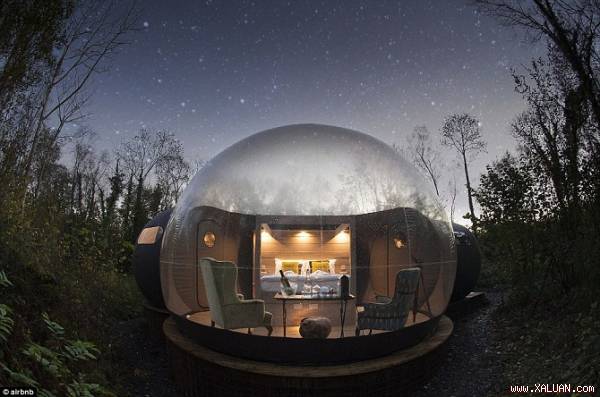 Phía bên trong quả bóng là một chiếc giường, một chiếc kính thiên văn và hai chiếc ghế. Độ trong suốt của ’bức tường’ là 180, nơi đây là địa điểm hoàn hảo để ngắm bầu trời đêm của mi