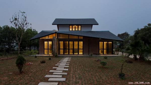 Ngôi nhà mái cong do công ty kiến trúc Toob Studio thực hiện với tổng chi phí là hơn 660 triệu đồng.