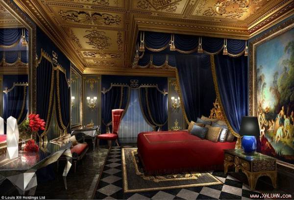  Phòng đơn Villa du Comte có một chiếc giường rất lớn, phủ nhung đặt trong không gian Baroque chạm trổ tinh xảo bằng vàng ròng.