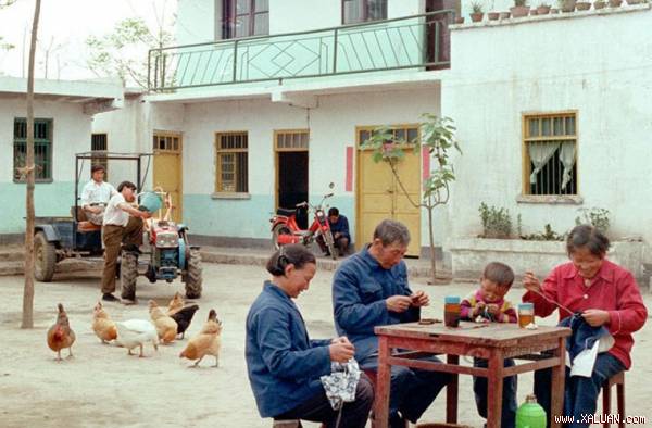 Gia đình 8 thành viên của ông Zhang Daxing ở xã Shifang, tỉnh Tứ Xuyên là một trong những hộ giàu có ở vùng này hồi thập niên 1980 với thu nhập hàng năm hơn 10.000 NDT.