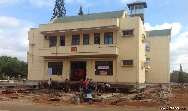  Các công nhân thực hiện di dời. Ảnh: CTV