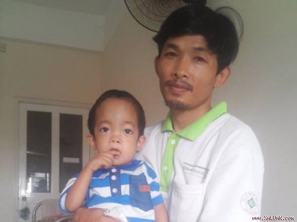 Anh Việt đang chăm sóc con trai tại bệnh viện
