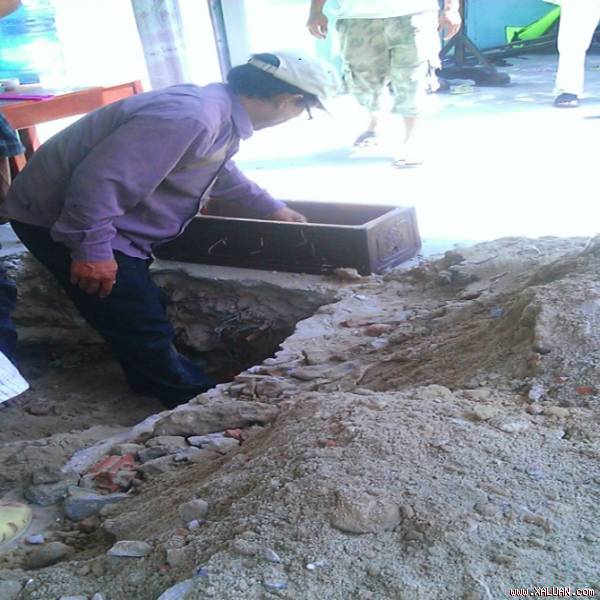 Ông Tám đang đào nền nhà ông Chương. Ảnh: Đời sống pháp luật