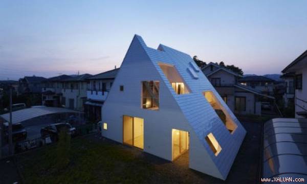 Ngôi nhà hình tam giác có thừa ánh sáng tự nhiên ở Nhật