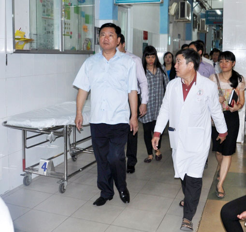 Bí thư Thành ủy Đinh La Thăng đi kiểm tra tại Bệnh viện Chấn thương chỉnh hình thành phố