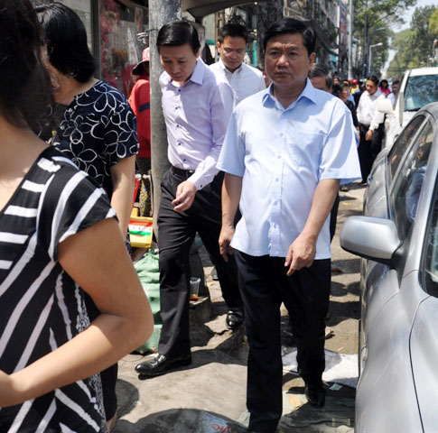 Vỉa hè bị chiếm dụng nên Bí thư Thành ủy buộc phải đi xuống lòng đường.