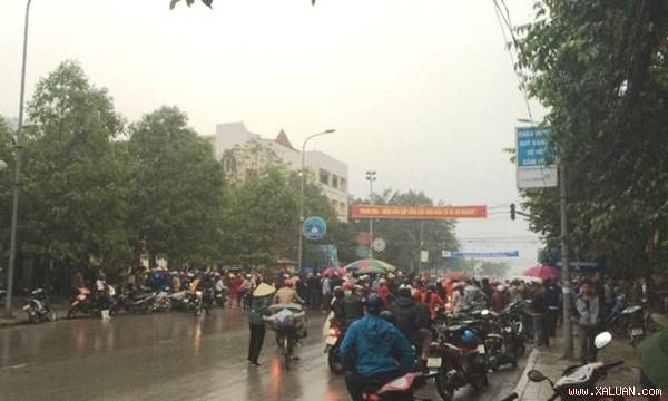 Giao thông tê liệt nhiều giờ vì người dân đứng tràn ra đường.