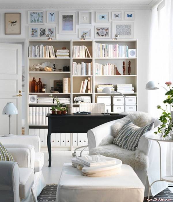 Sự kết hợp giữa phòng khách và phòng làm việc cho cái nhìn xinh xắn trong gam trắng thanh lịch. Chiếc tủ sách được thiết kế bởi IKEA giúp phân định khéo léo 2 khu vực trong 1 căn phòng.