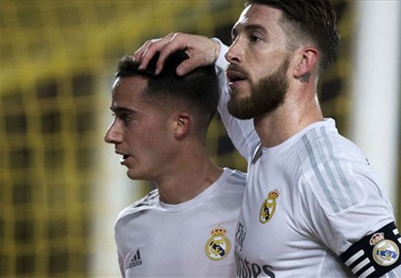 Thủ quân Ramos (phải) trực tiếp ghi một bàn nhưng nhận thẻ đỏ cuối trận. 