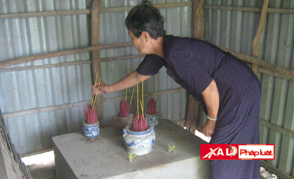 Bà Ánh thắp hương tại ngôi miếu