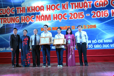 em Ngân và Trúc nhận giải thưởng