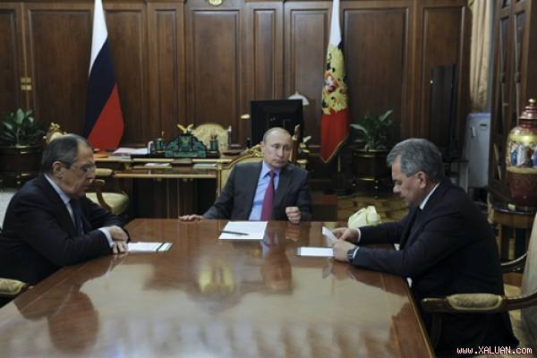 Tổng thống Nga Putin (giữa) trong cuộc họp với Bộ trưởng Quốc phòng Sergey Shoigu (phải) và Ngoại trưởng Sergey Lavrov hôm 15/3. Ảnh: Reuters